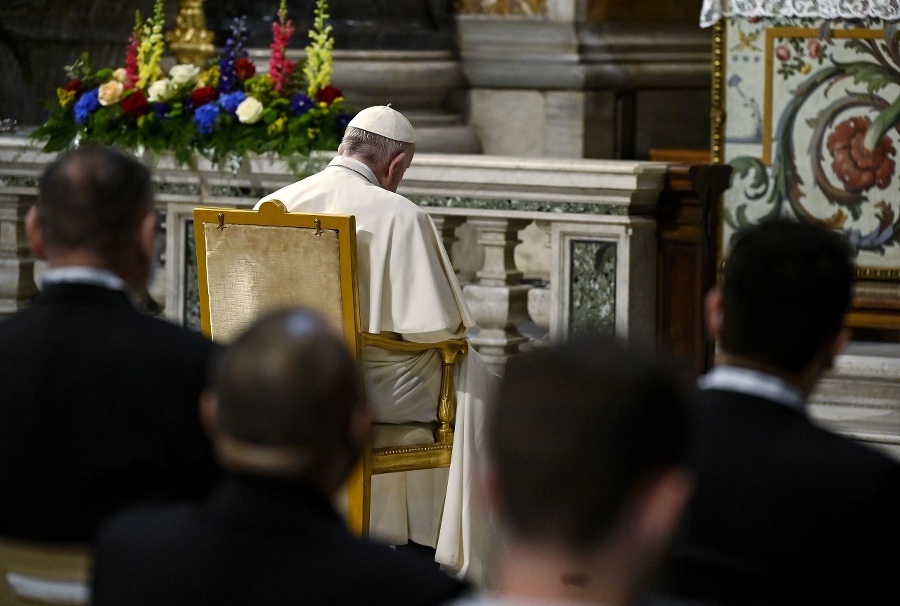 Pápež František sa modlí