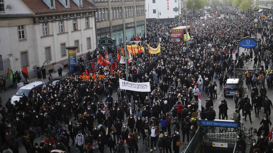 Protestujúci sa zhromažďujú pri