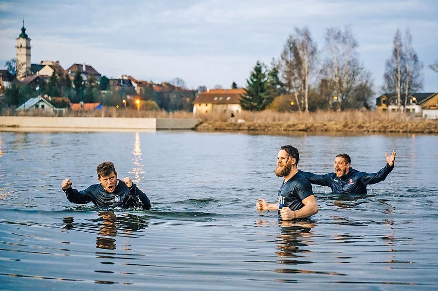 Trio hráčov Kamzíkov skočili