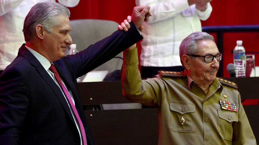 Prezident Díaz-Canel (vľavo) nahradil