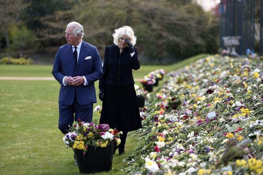 NÁSLEDNÍK: Charles a Camilla  sa neubránili slzám.