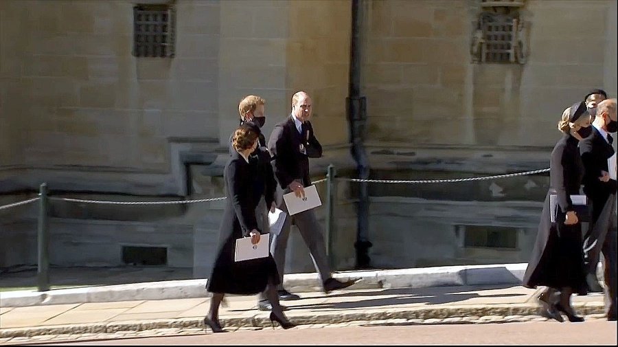 Kate využila vhodnú príležitosť, aby do debaty s Harrym zapojila Williama (vpravo).