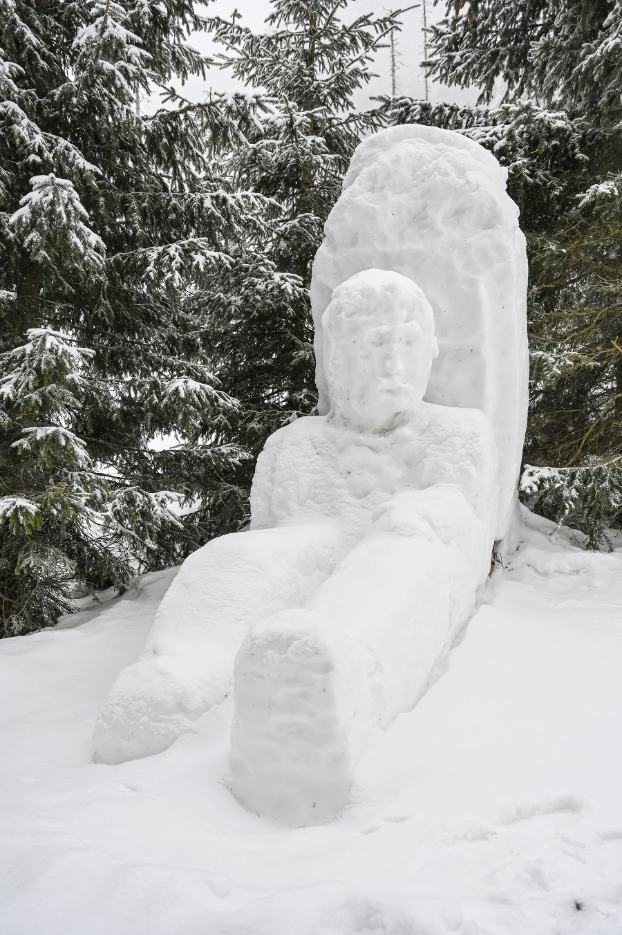 Snehová socha oddychujúceho horského