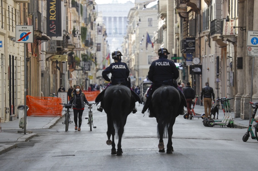 Policajti na koňoch hliadkujúci