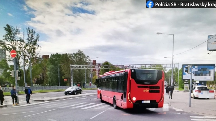 V Petržalke zrazil autobus