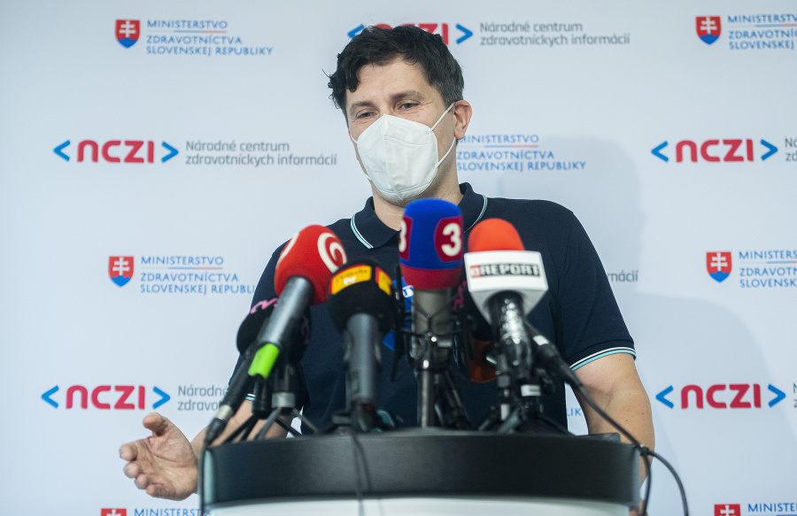 Bývalý generálny riaditeľ Národného centra zdravotníckych informácií (NCZI) Róbert Suja počas brífingu s novinármi na tému "medializované podozrenia z technického zlyhania čakárne pri pozývaní 16 a 17 ročných záujemcov o očkovanie 3. mája 2021 v Bratislave. 