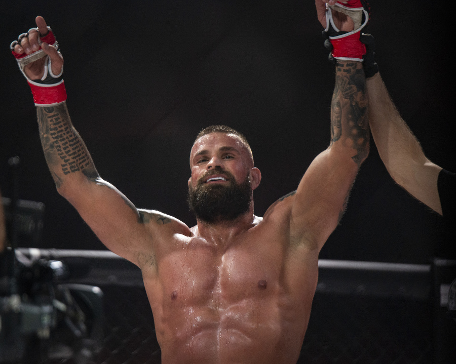 Český bojovník MMA Karlos "Terminátor" Vémola.