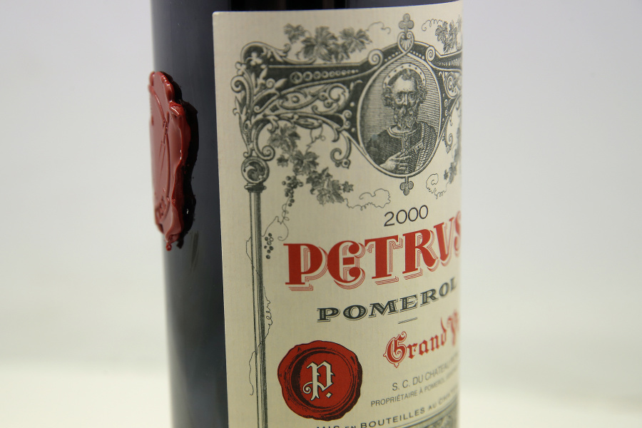 Fľaša francúzskeho červeného vína