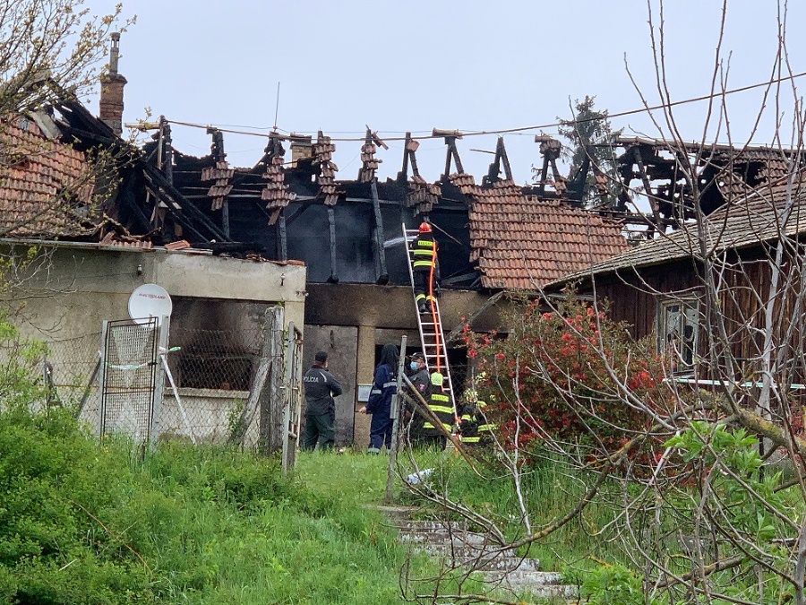 Policajti aj hasiči zisťujú, čo bolo príčinou vzniku požiaru fary.