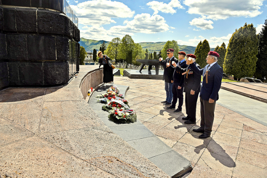 Na Vojenskom cintoríne vo Zvolene si uctili pamiatku padlých hrdinov a osloboditeľov aj členovia Oblastného klubu vojenských výsadkárov z Banskej Bystrice.