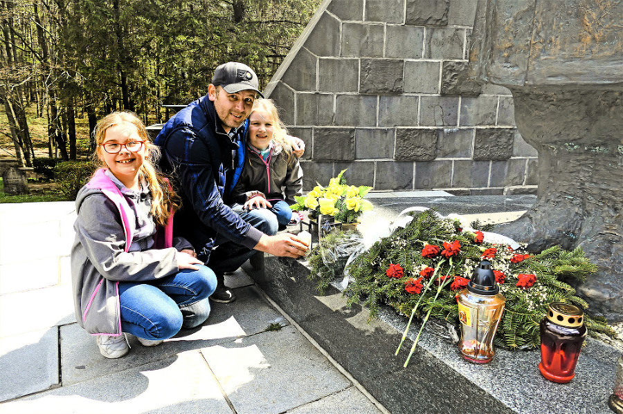 Pamätník v blízkosti slovensko-poľského hraničného priechodu prišiel navštíviť aj Stropkovčan Peter (39) s dcérkami Nikolou (8) a Sandrou (7).