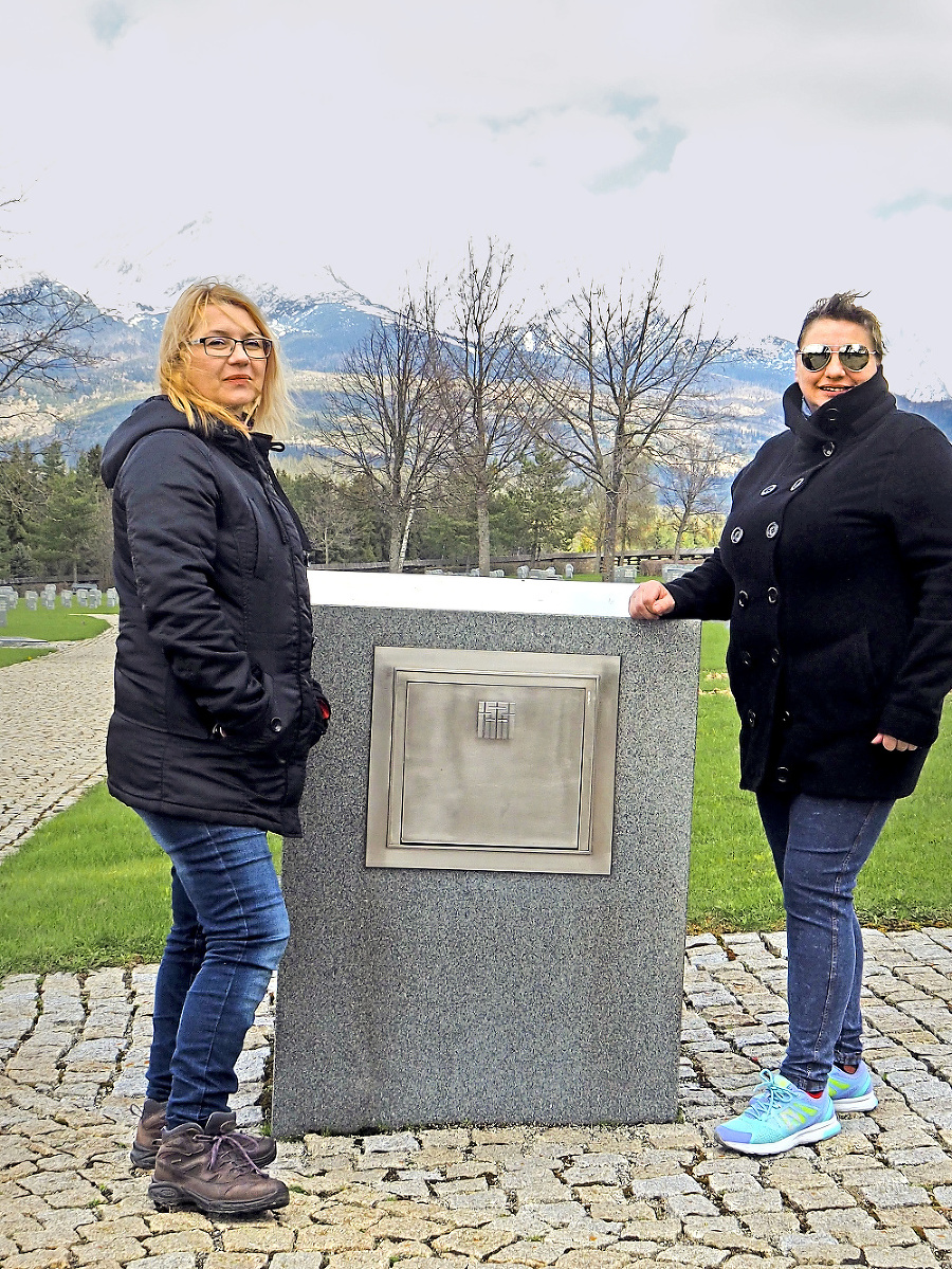 Sestry Ingrid (54) a Želmíra (46) z Vrútok navštívili cintorín vo Važci.