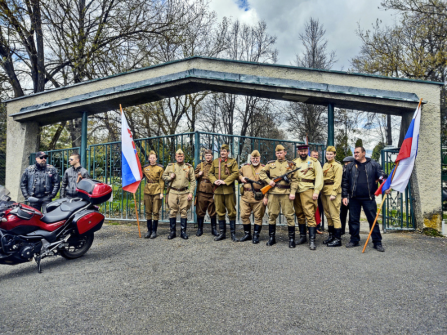 Tridsiatku motorkárov vyzdobených vlajkami a stuhami privítali členovia Klubu slovenskej histórie Spišské Bystré v dobových sovietskych uniformách so zbraňami na pleciach. 