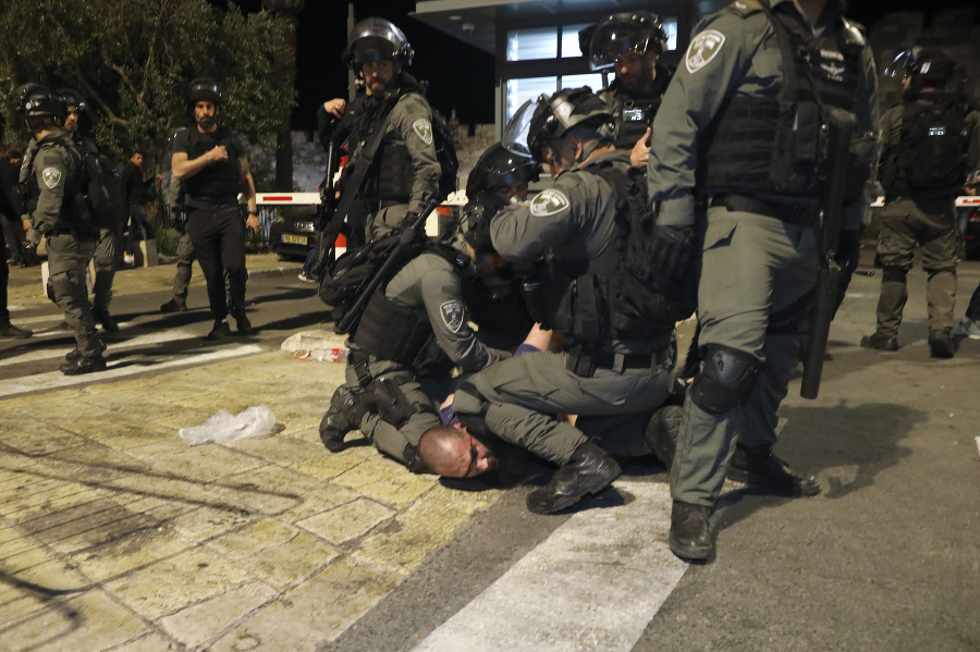  Izraelskí policajti zatýkajú