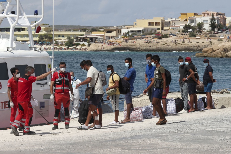 Na ostrov Lampedusa prepravili