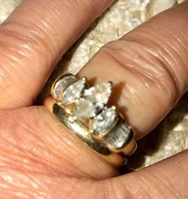 Nájdený prsteň si žena