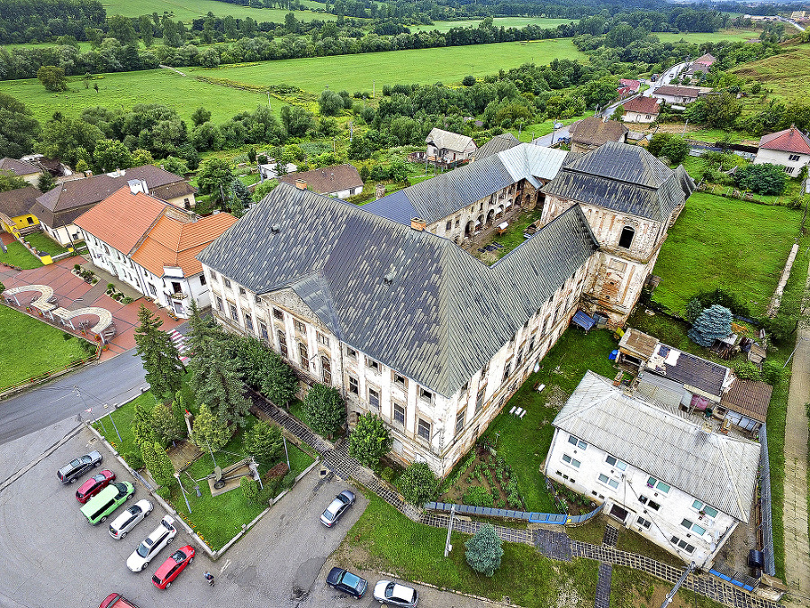 2019 - Takto vyzerala strecha na schátranom objekte približne pred dvoma rokmi.