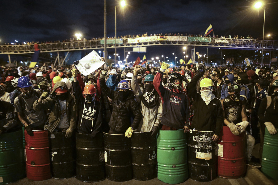 Protesty v Kolumbii pokračujú.