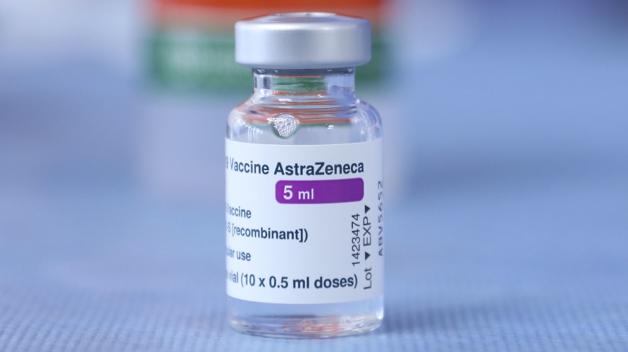 Ampulka vakcíny proti ochoreniu COVID-19 od spoločnosti AstraZeneca.