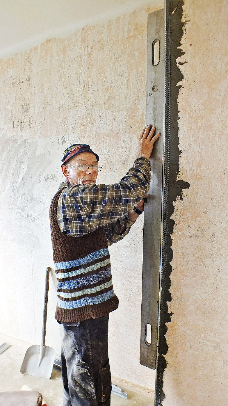 Murár Milan Graban (62) už opravuje stenu v budove sociálneho podniku.