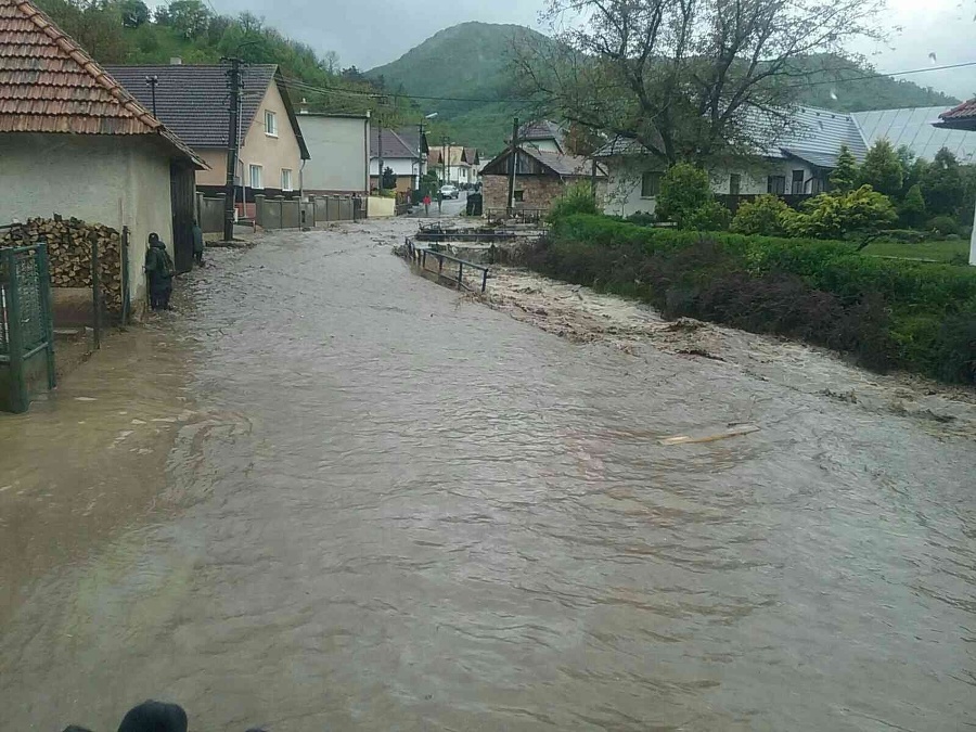 Obec Rudno nad Hronom zaplavila voda, hasiči hlásia jednu obeť.