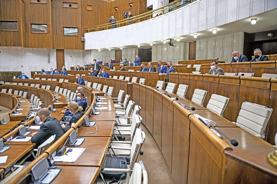 Parlament odložil vlastné
rokovanie pre