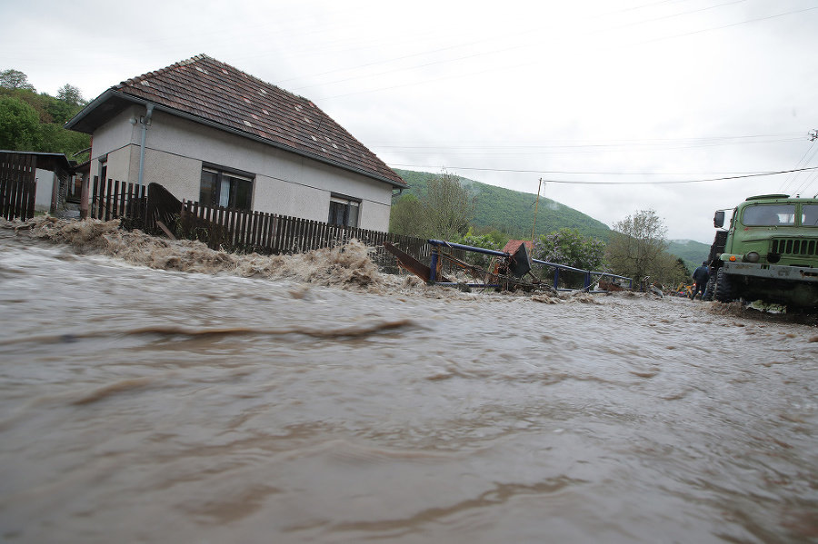 Voda v Rudne nad Hronom ešte neodtiekla a "niektoré osoby" už nechutne zneužívajú túto tému za účelom poškodzovania slovenského lesníctva.