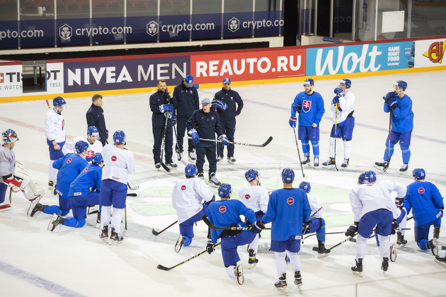 Slovenskí hokejisti počas tréningu