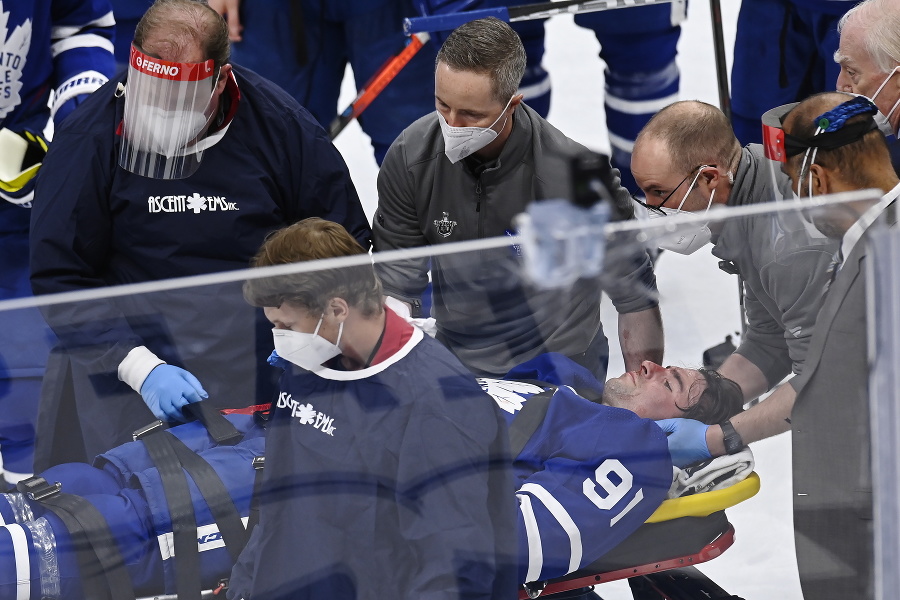 Zraneného hokejistu Toronta Maple