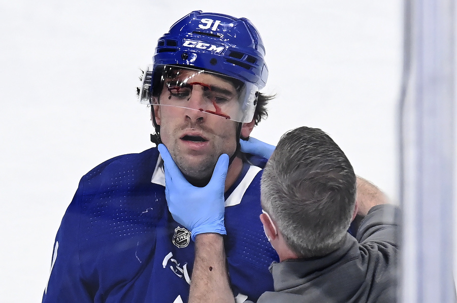 Lekár ošetruje zraneného hokejistu