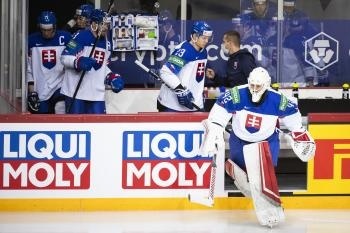 Na snímke brankár Slovenska Branislav Konrád nastupuje na ľad pred zápasom.