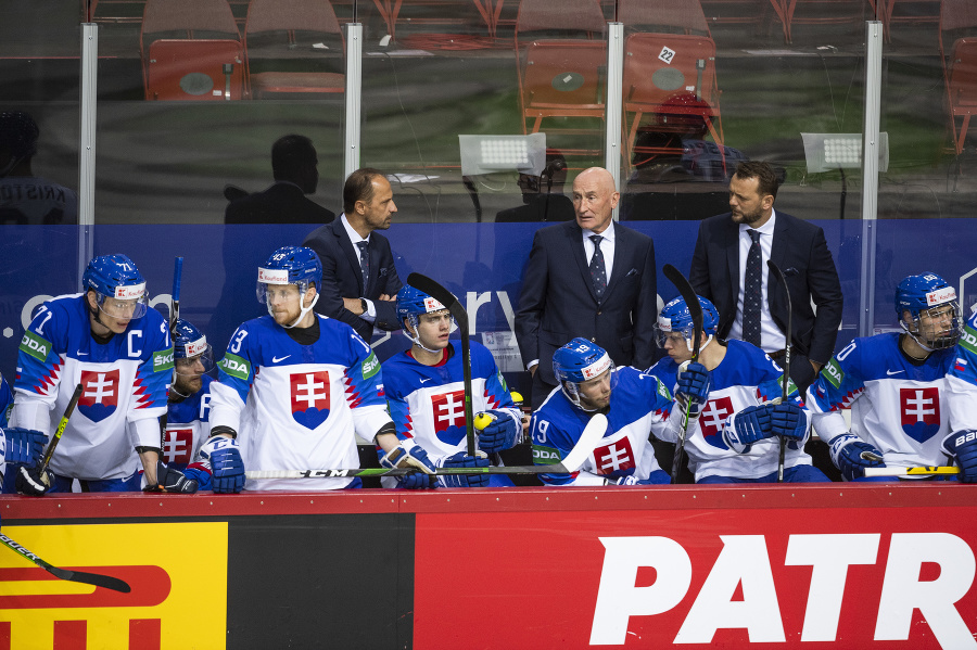 Na snímke slovenská striedačka, uprostred v pozadí hlavný tréner slovenskej hokejovej reprezentácie Craig Ramsay a jeho asistenti Andrej Podkonický (vpravo v pozadí) a Ján Pardavý (vľavo v pozadí).