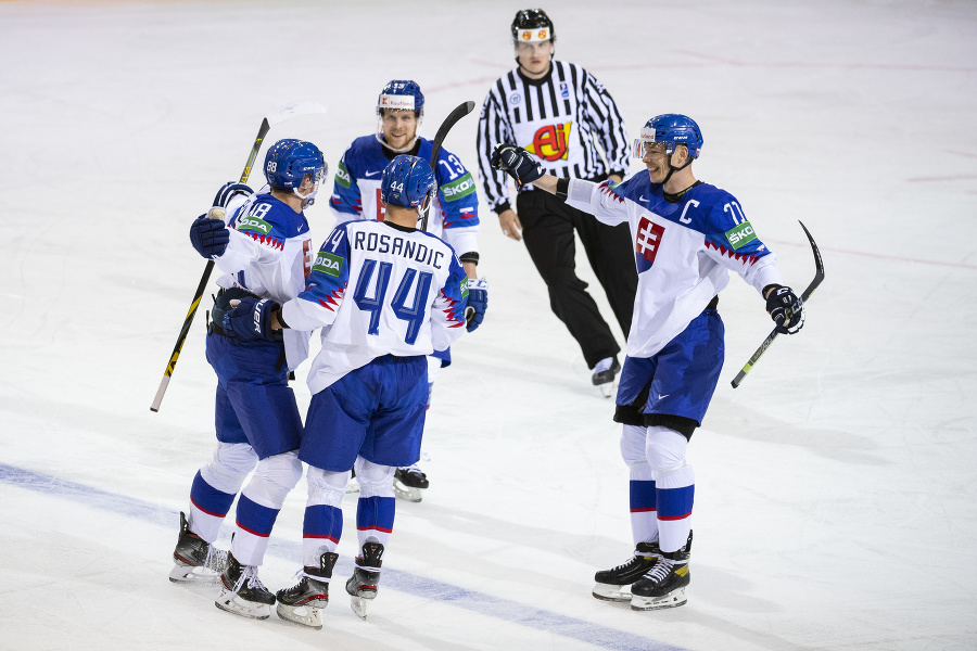 Na snímke vľavo Kristián Pospíšil (Slovensko) sa teší  zo svojho gólu na 3:0 so spoluhráčmi, druhý vľavo Mislav Rosandič, tretí vľavo Michal Krištof a vpravo kapitán Marek Ďaloga.