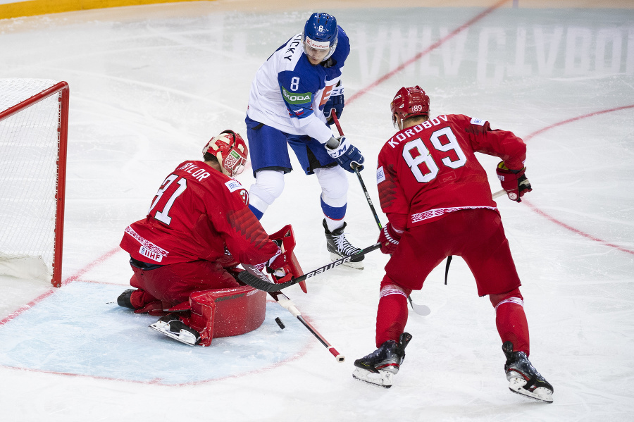 Na snímke zľava brankár Danny Taylor (Bielorusko), Pavol Skalický (Slovensko) a Dmitrij Korobov (Bielorusko).