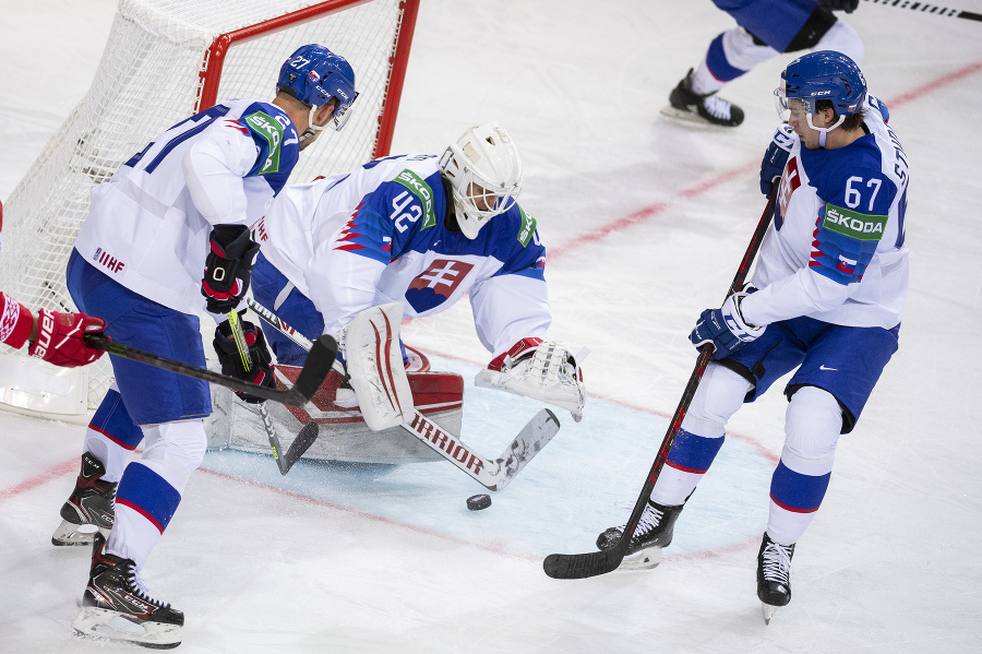 Na snímke zľava Marek Hrivík (Slovensko), brankár Branislav Konrád (Slovensko) a Marián Studenič (Slovensko).