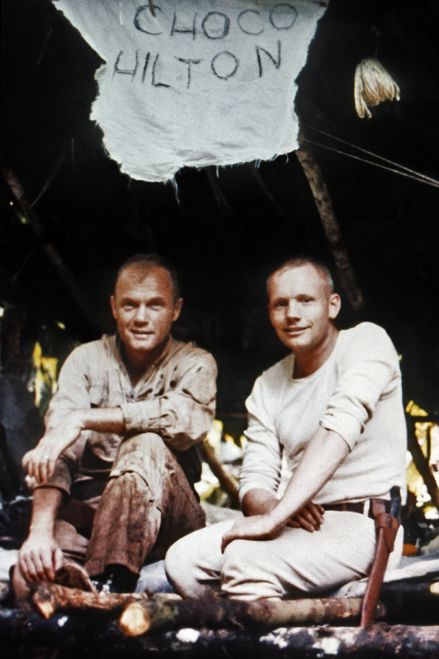 Astronauti John Glenn (vľavo)