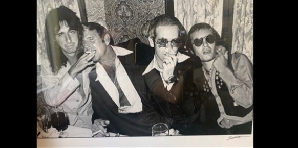 Komik Paul Lynde
(druhý zľava)