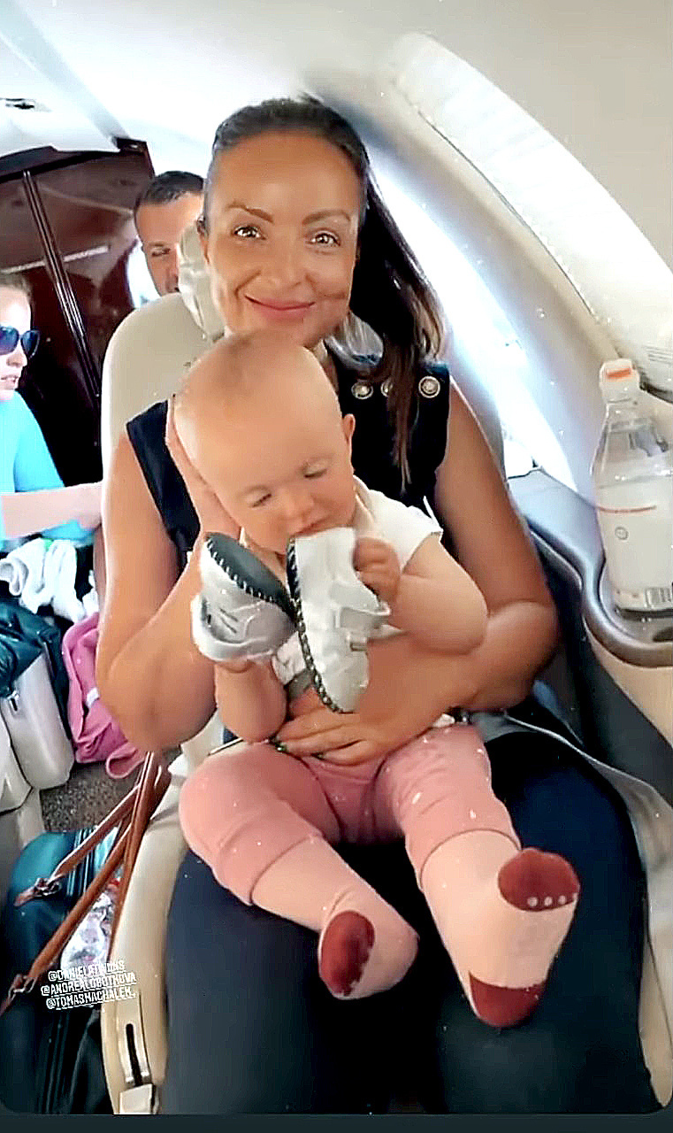 Malá Linda
si lietanie
s rodičmi
užíva.