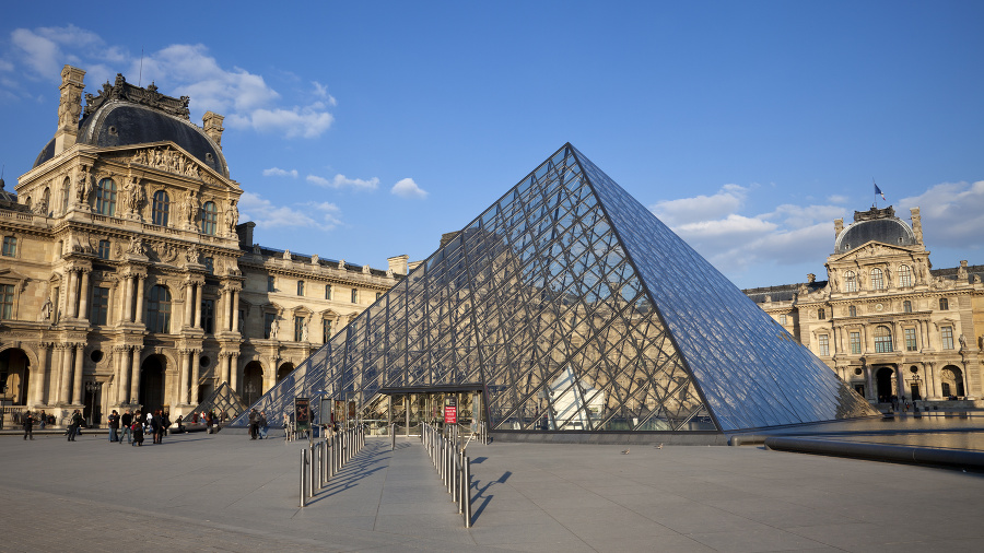 Louvre je známy predovšetkým