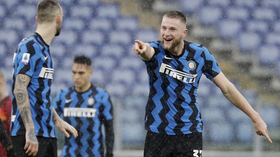 Milan Škriniar (vpravo).