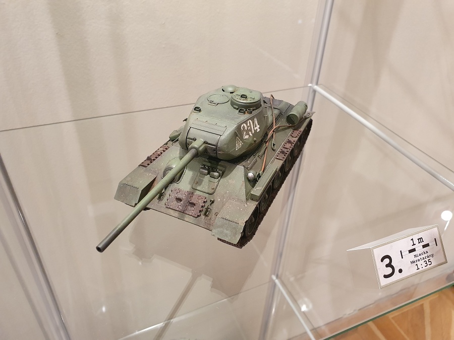 Tank T-34 
