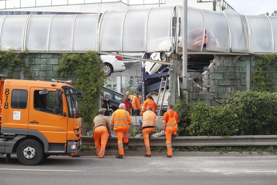 Nehoda na diaľnici D1 v Petržalke ochromila dopravu v Bratislave.