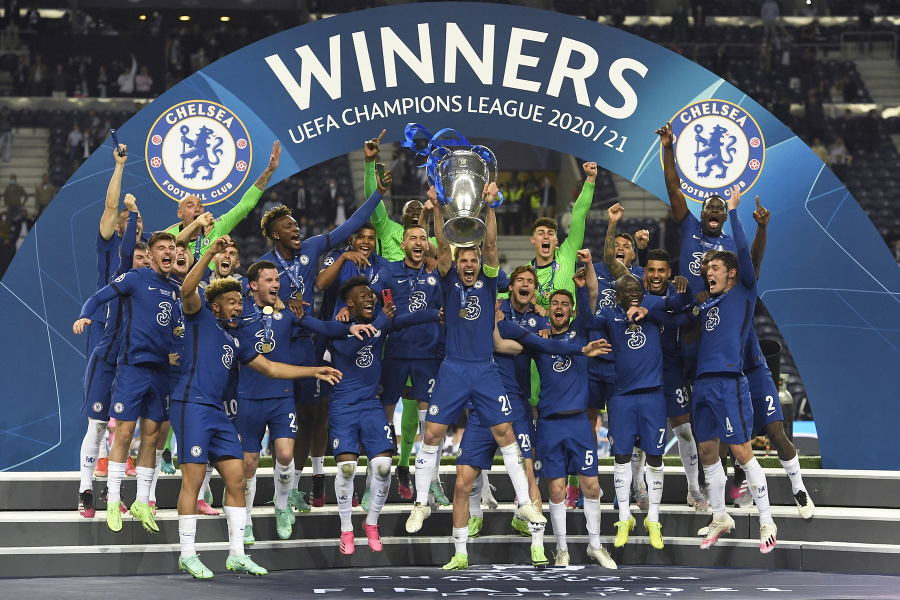 Futbalisti Chelsea oslavujú triumf