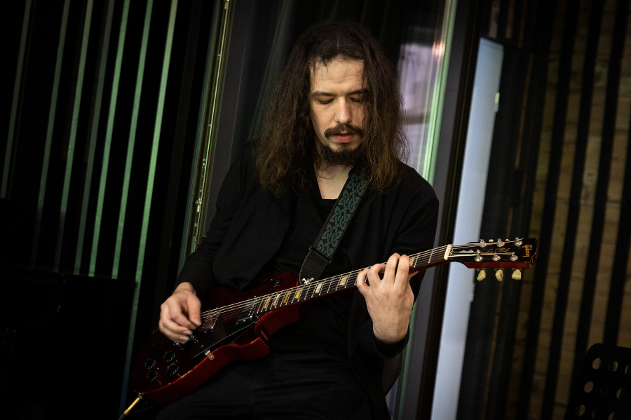 Gitarista Adam Mičinec