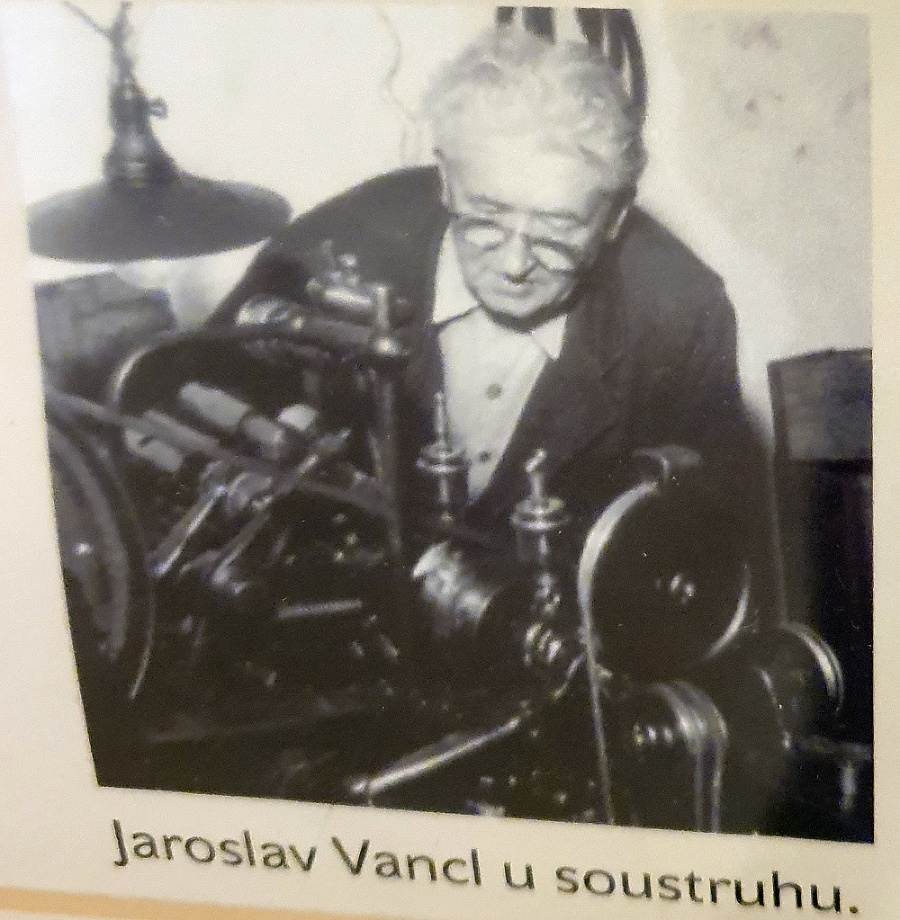 Za Merkurom stojí Jaroslav Vancl, ktorý vlastnil malú továreň.