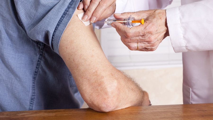 Očkovaní seniori vnímali vakcináciu