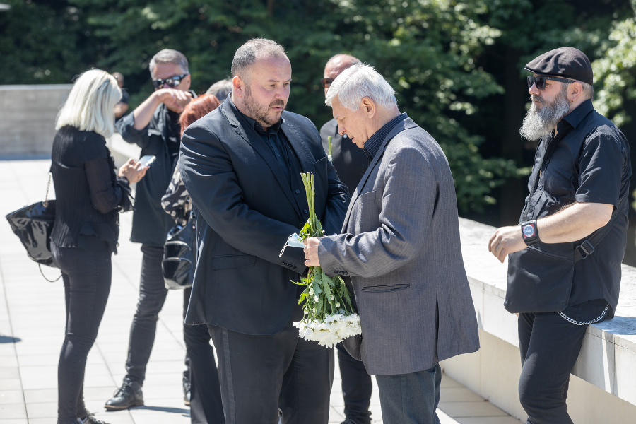 Pohreb Jula Viršíka. Na fotke vľavo Roman Bomboš.