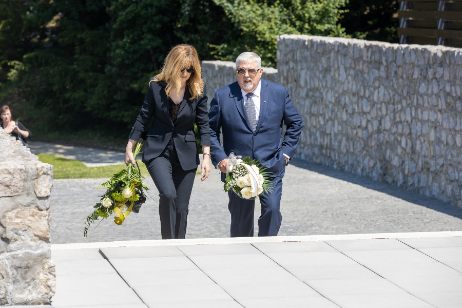 Pohreb Jula Viršíka. Na fotke Hargašová a Andrásy.