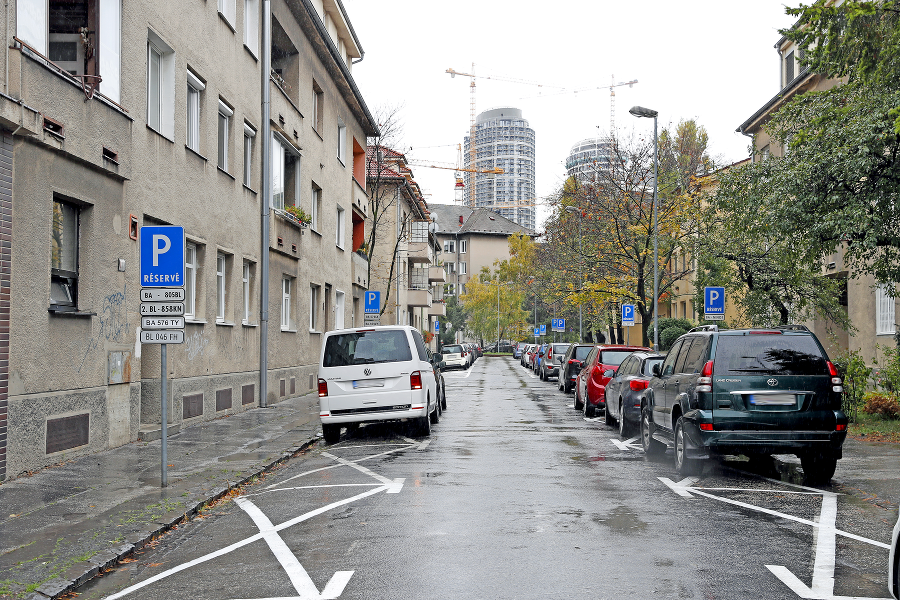 V zóne 500 bytov rezidenti bez parkovacej
karty nezaparkujú už od 20. januára.