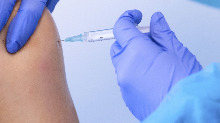 Prvou dávkou vakcíny v
